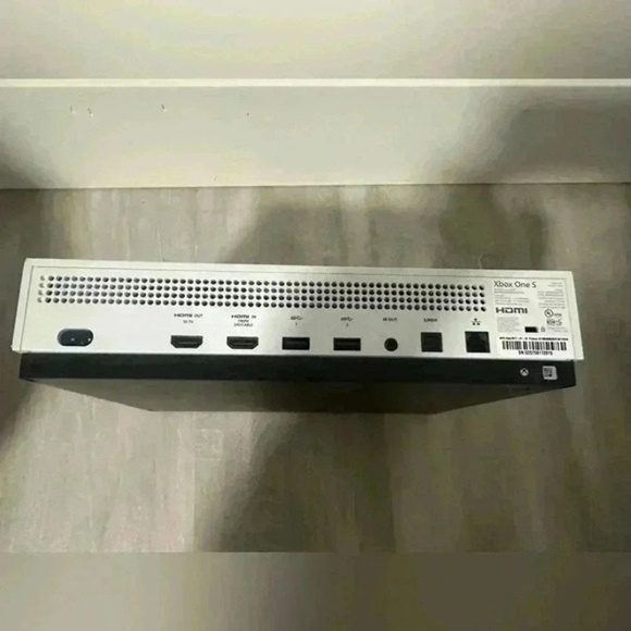 Xbox One S White 4K HDR Gaming Console Disc Drive - Picture 2 of 9